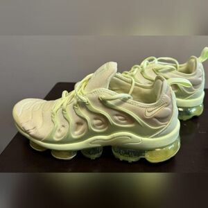 Rare Nike Air VaporMax Plus Light Green Sneakers 8.5 W. NEW